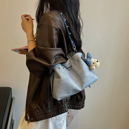 Charmante Mini-Eimer-Tasche mit süßem Anhänger
