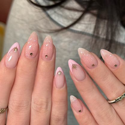 Kunstvolle Nagelgestaltung mit Glitzer- und Sternenakzenten Brehn