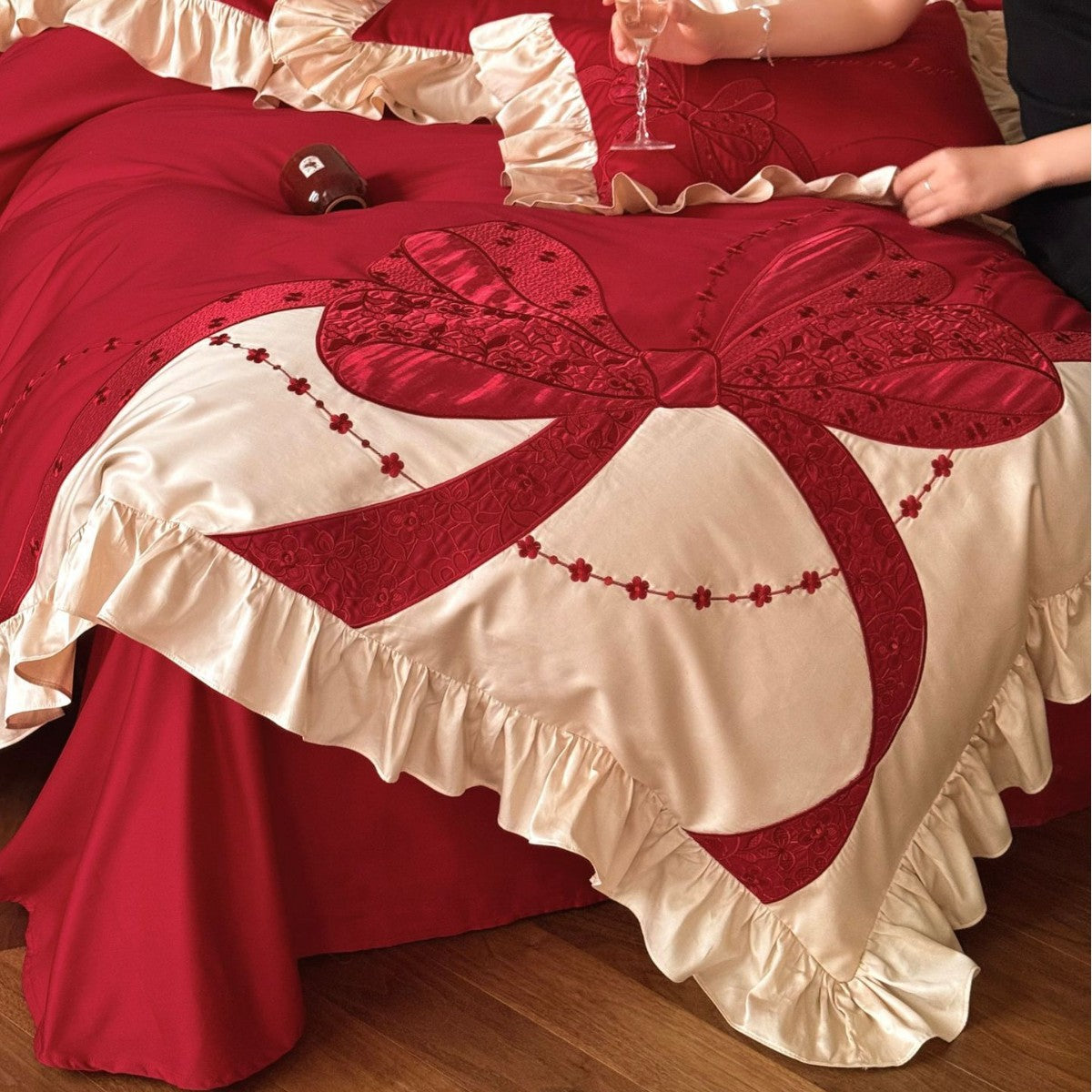 Premium Satin-Bettgarnitur mit Volant-Rüsche und applizierter Schleifen-Stickerei Brehn