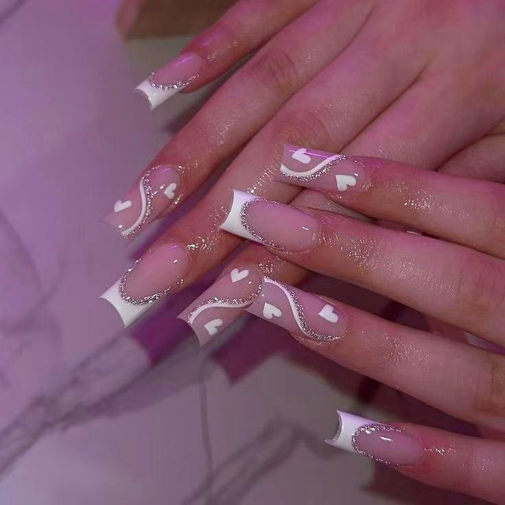 Kunstnagelset mit romantischem Herzdesign und Glitzerakzenten Brehn