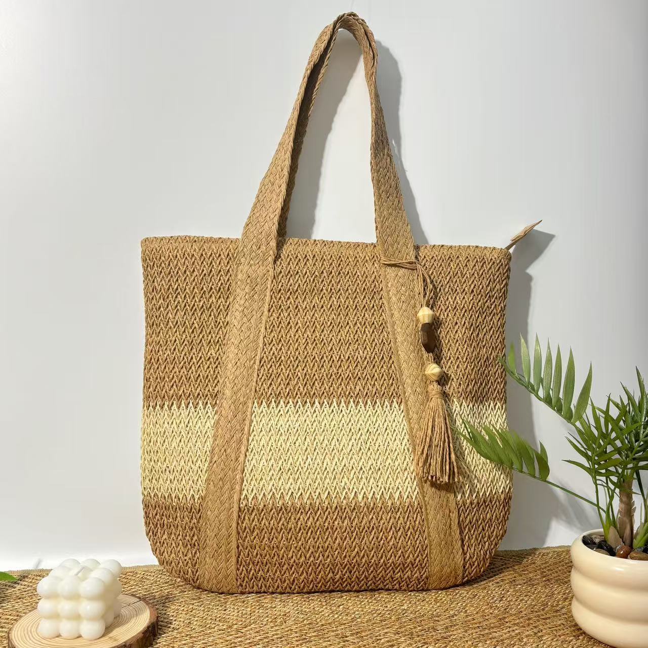 Handtasche Aus Natürlichem, Handgewebtem Stroh mit Eleganten Fransen Brehn