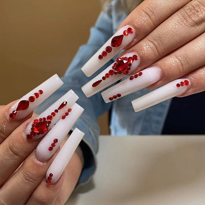 Kunstvolle Nagelverlängerungen mit Glitzerakzenten und eleganten Verzierungen Brehn