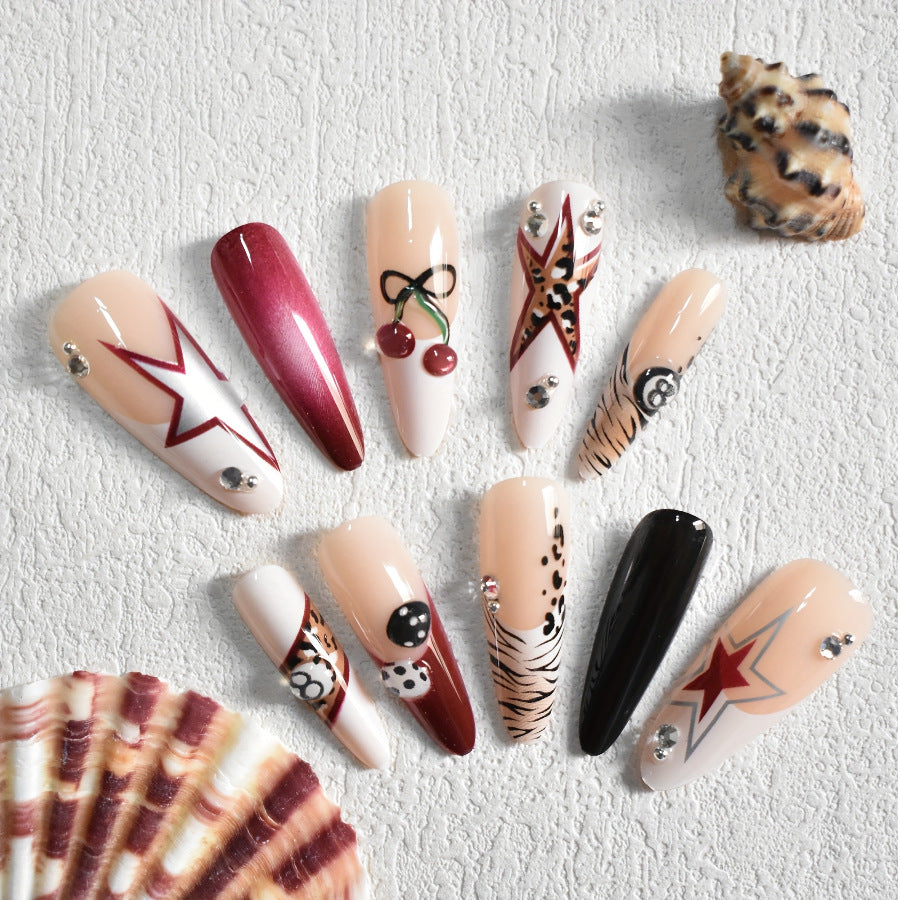 Künstlerisches Stiletto Press-On Nagelset mit einzigartigen Designs Brehn