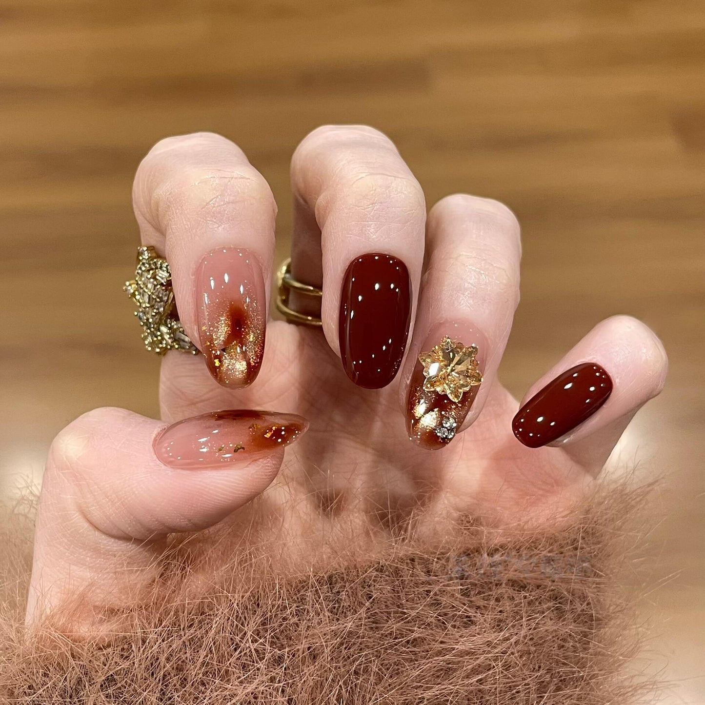 Künstliche Nagelspitzen mit Goldenen Akzenten Brehn