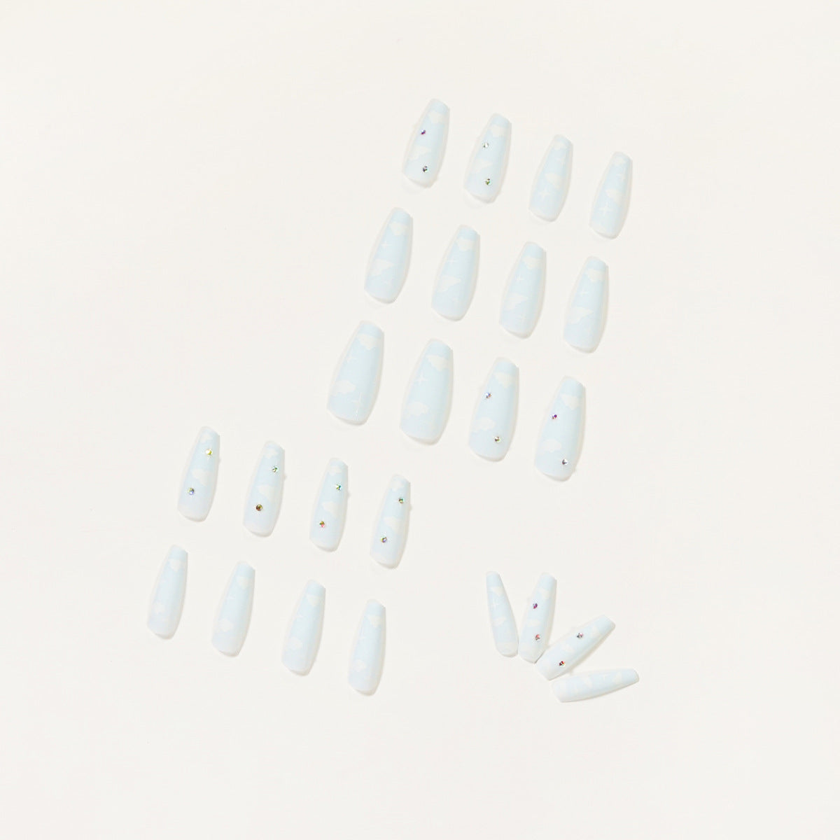 Kreative Nagelkunst im Wolken-Design mit Glitzerakzenten Brehn