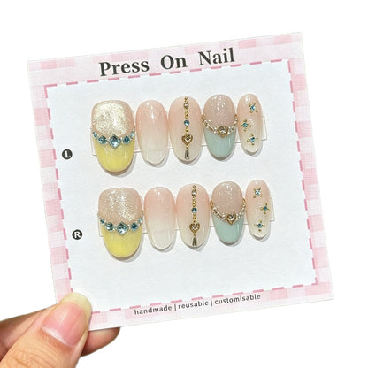 Künstlerisches Press-On Nagelset mit Herz- und Edelsteinakzenten