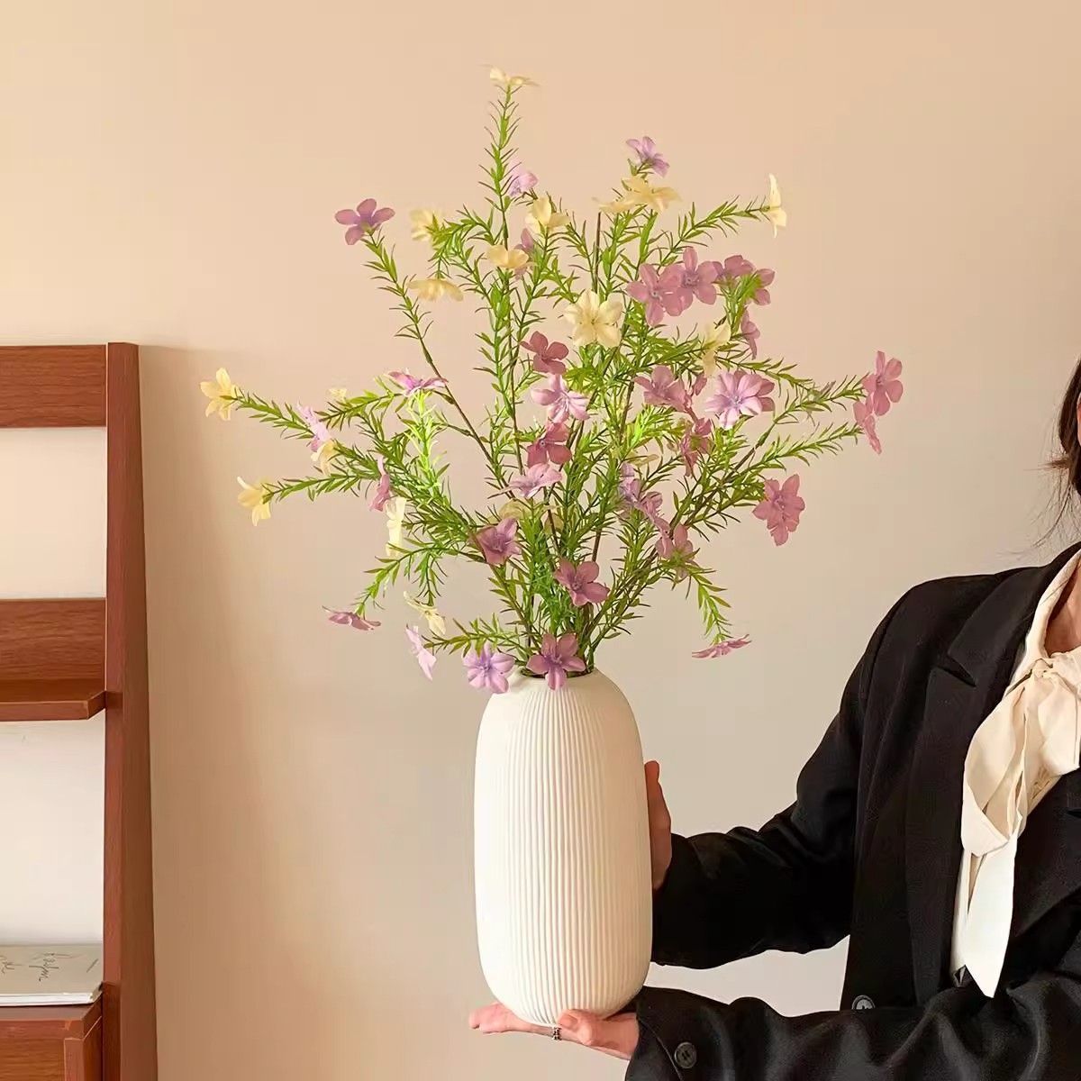 Lebensechte Blumenarrangement mit eleganter Vase