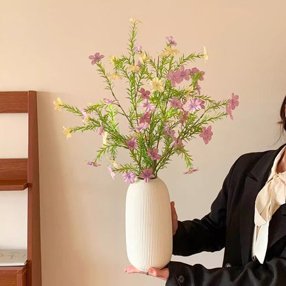 Lebensechte Blumenarrangement mit eleganter Vase