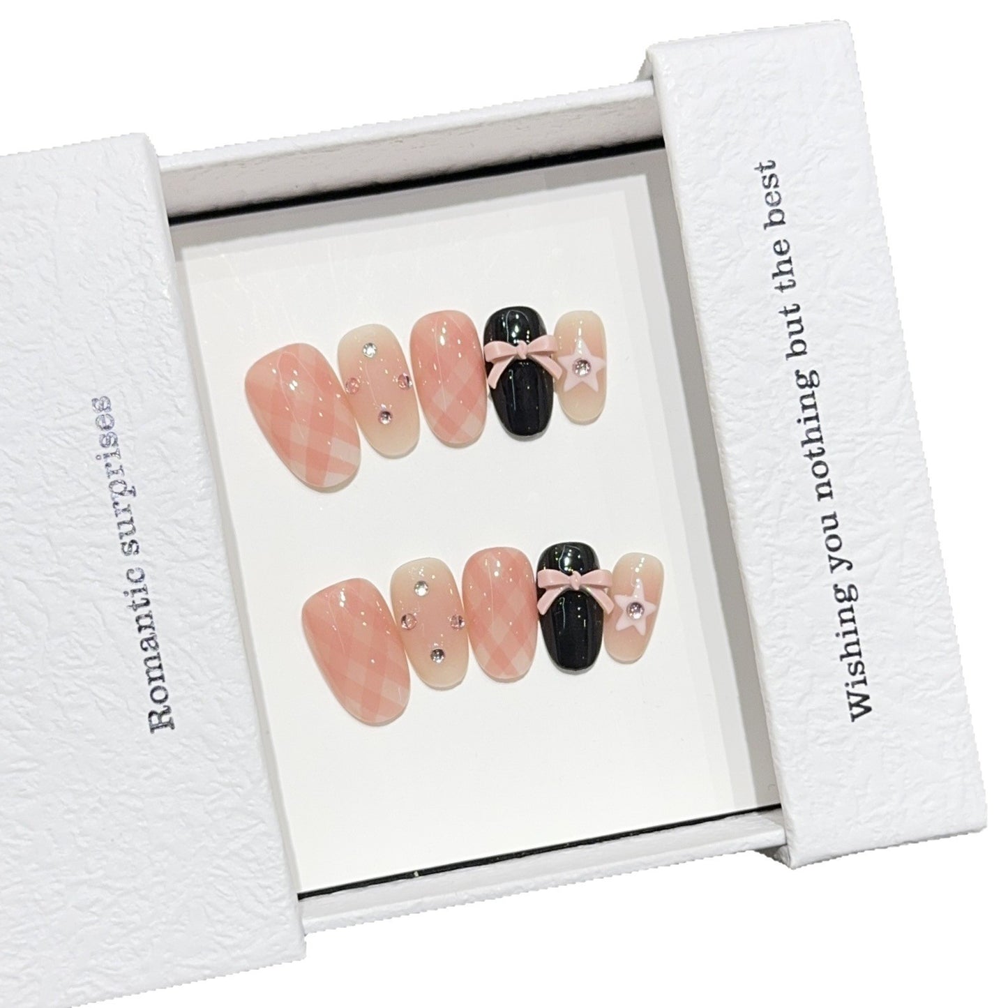Kunstnägel mit Romantischem Design und Glitzerdetails Brehn
