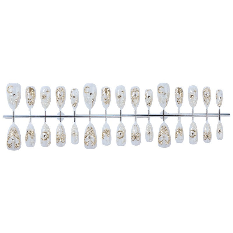 Kunstnagelset mit eleganten Verzierungen und Glitzerakzenten Brehn