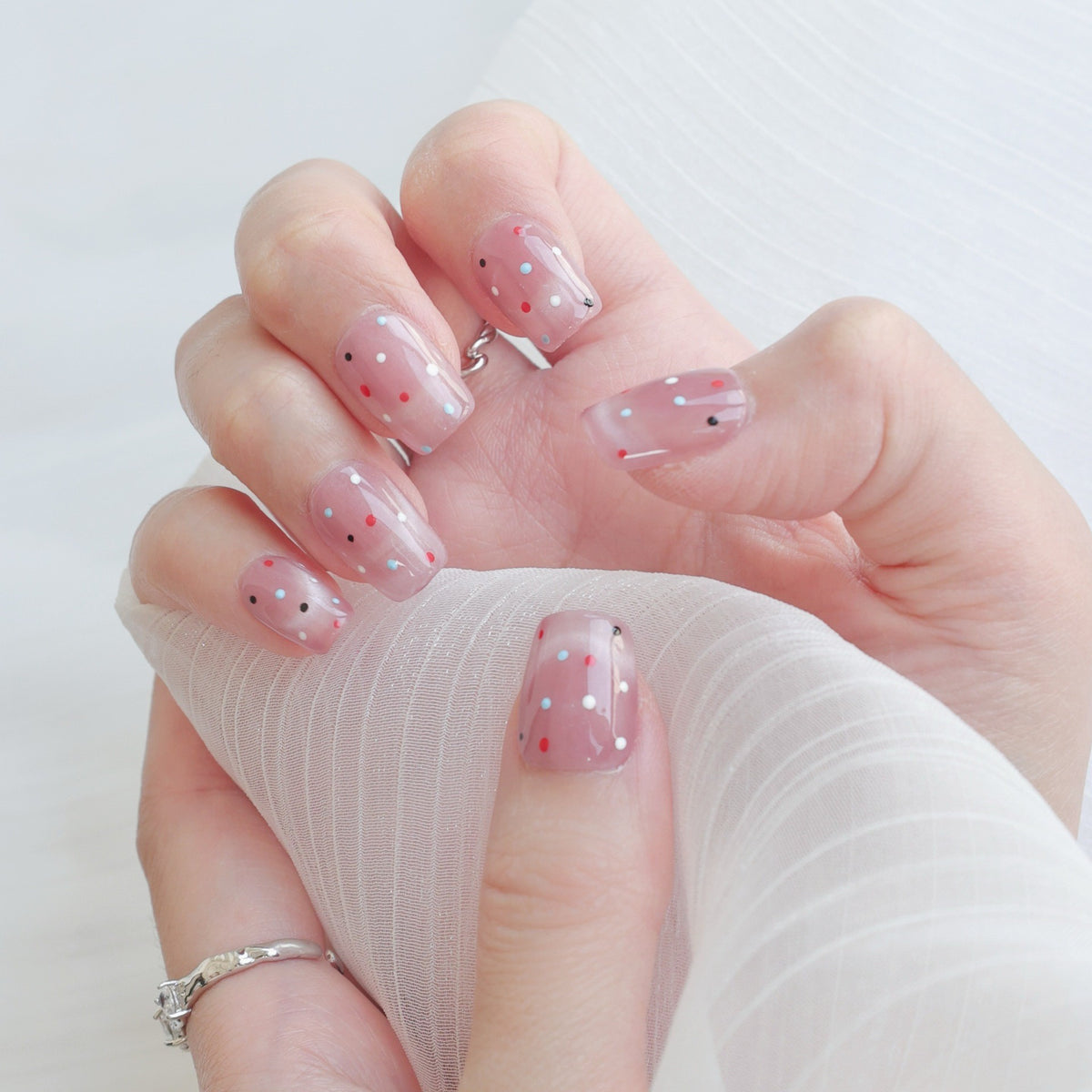 Künstlerisches Press-On-Nagelset mit verspielten Punkten