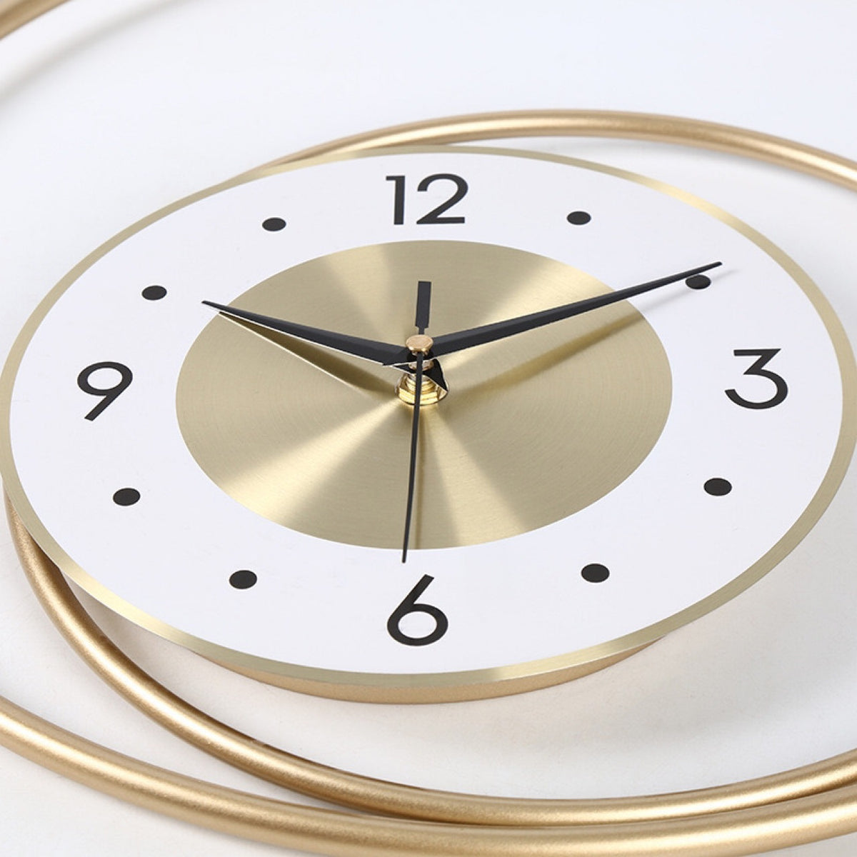 Künstlerische Wanduhr mit minimalistischem Design Brehn