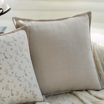 Dekorativer Zierkissenbezug mit floraler Jacquard-Struktur und Samt-Borte Brehn