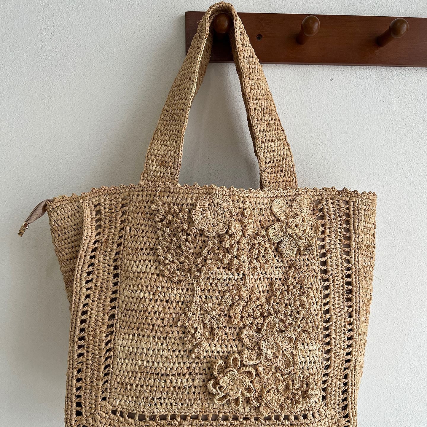 Handgefertigte Strohtasche mit Floralen Details Brehn