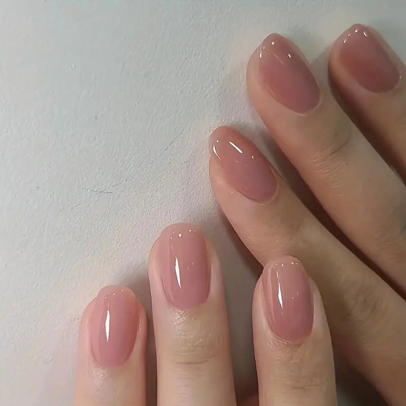 Kunstnagelset mit glänzendem Finish und eleganten Akzenten Brehn