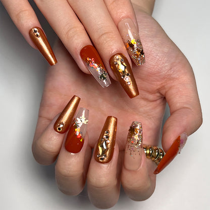 Kunstvolle Nagelverlängerungen mit Glitzer- und Blütenakzenten Brehn
