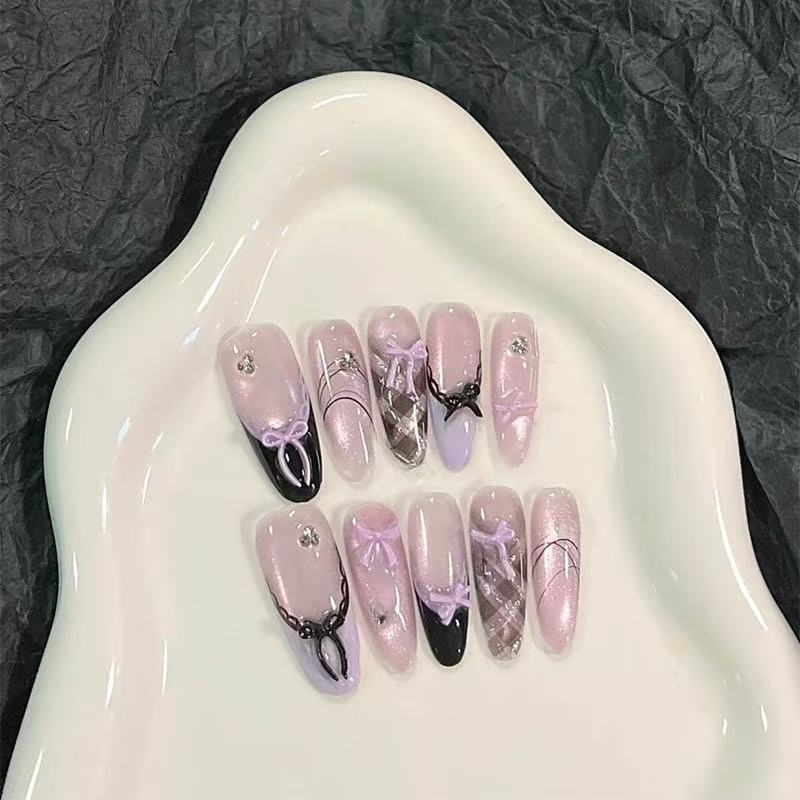 Künstlerisches Press-On-Nagelset mit Schleifenmuster
