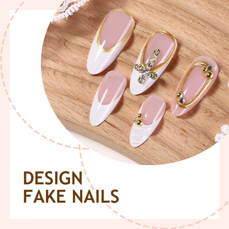 Kunstnagelset mit luxuriösen Goldverzierungen und eleganten Designs Brehn
