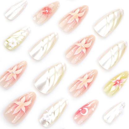 Kunstvolle Nagelverlängerungen mit floralem und eleganten Design Brehn