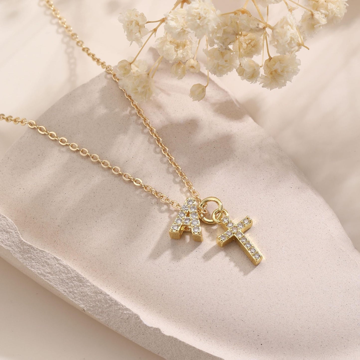 Brehn | Zarte Diamant Initial & Kreuz Halskette