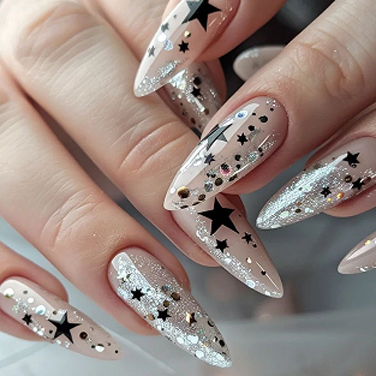 Kunstvolle Stiletto-Nägel mit Glitzer- und Sternenmotiv Brehn