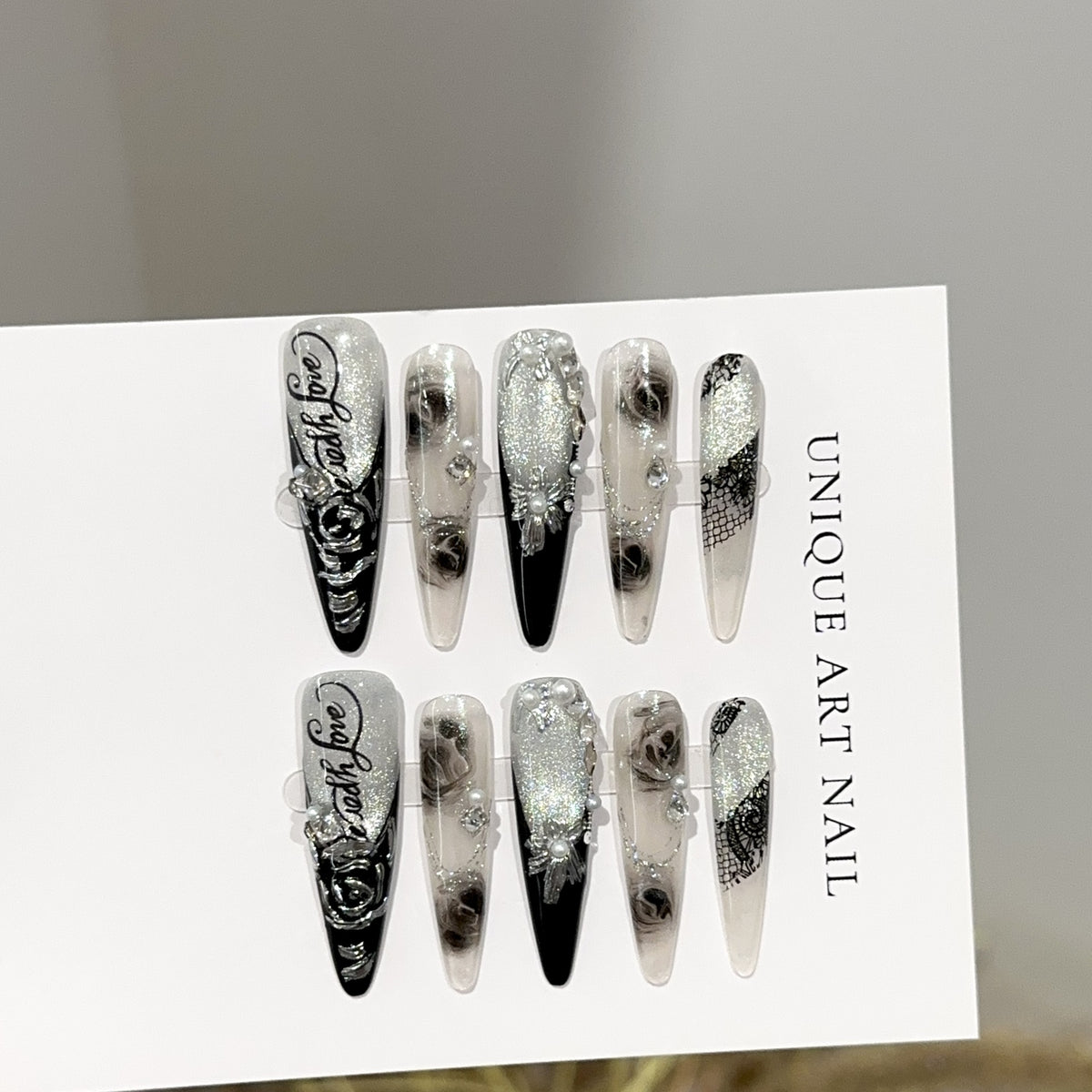 Elegantes Stiletto Press-On Nagelkunstset mit floralem und edelsteinartigem Akzenten