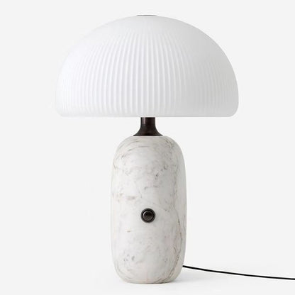Moderne Skulptierte Tischlampe mit Faltenschirm