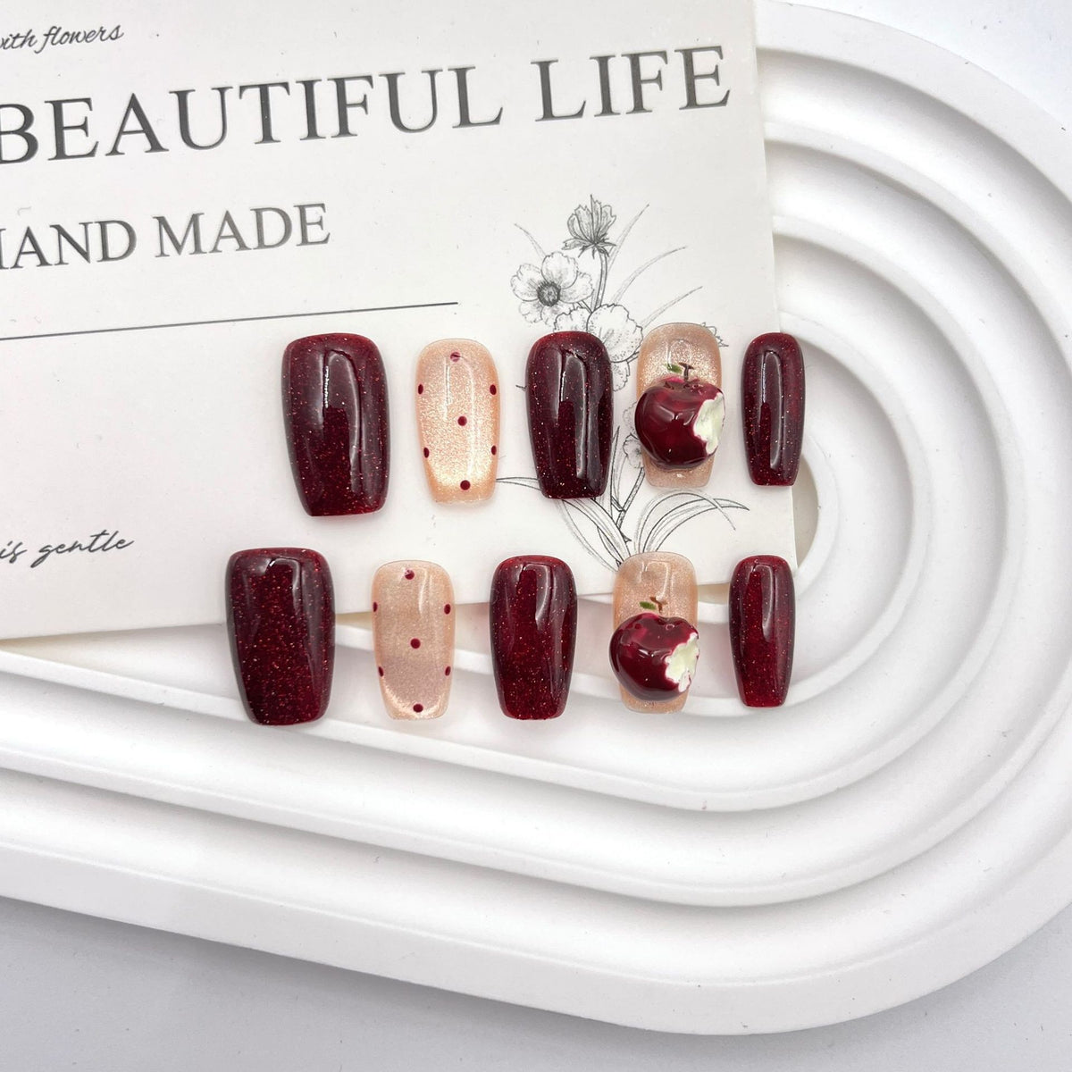 Künstlerisches Press-On Nagelkunst Set mit kreativen Apfel- und Punkten-Designs
