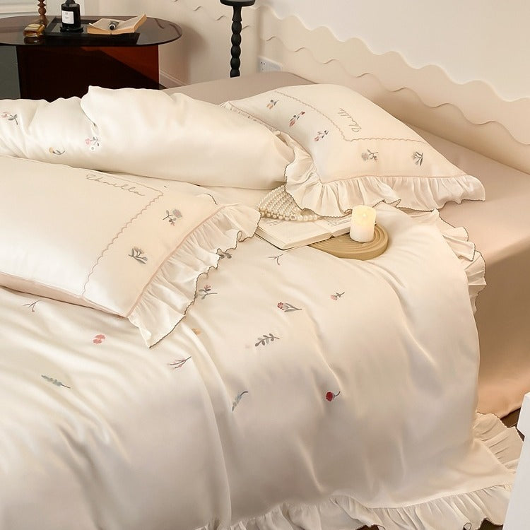 Romantisches Baumwollsatin-Bettwaren-Set mit zarter Blumenstickerei und Volant-Besatz