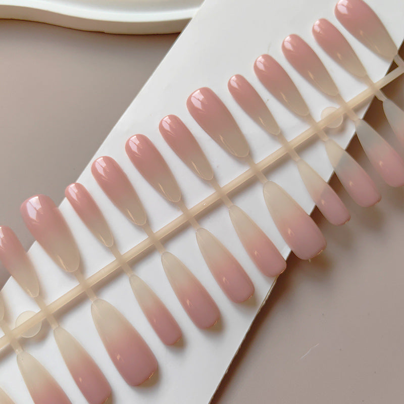 Künstliche Nude-Fingernägel Im Eleganten Ombre-Look Brehn