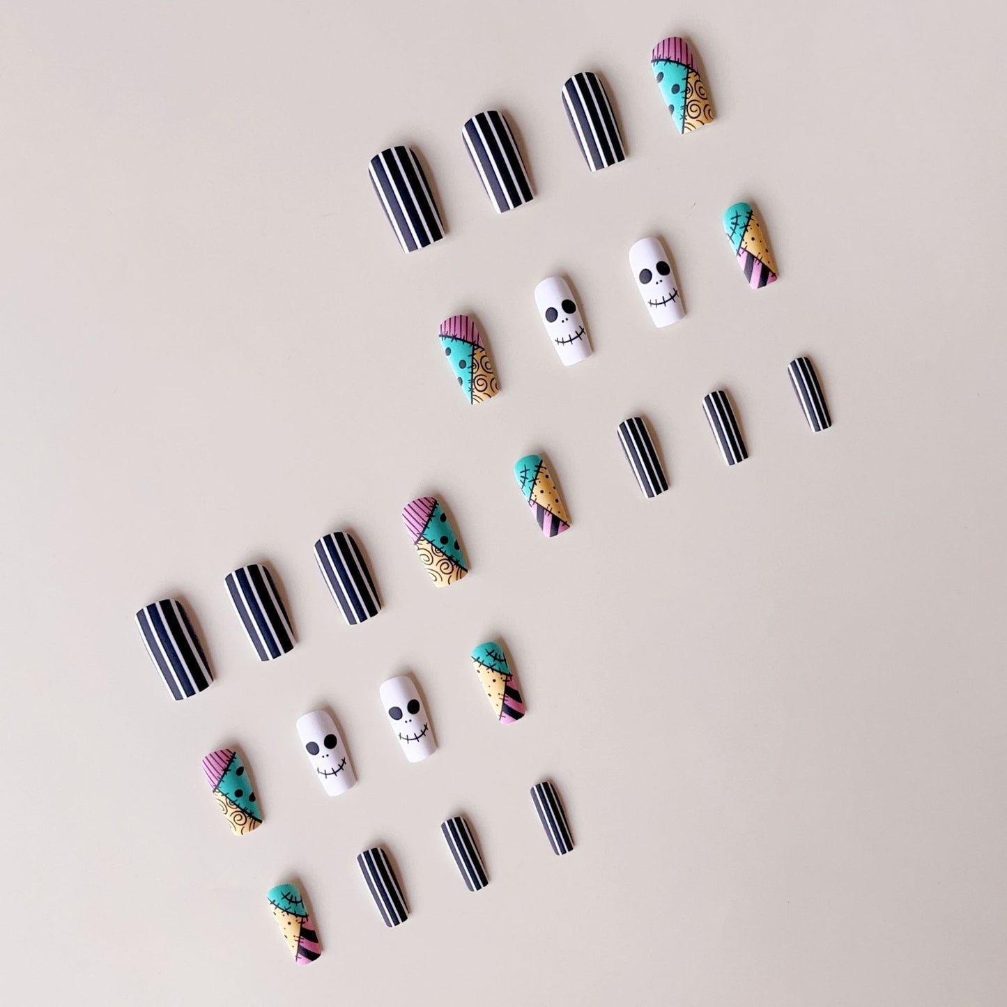 Kreatives Kunstnagelset mit fantasievollen Halloween-Motiven Brehn