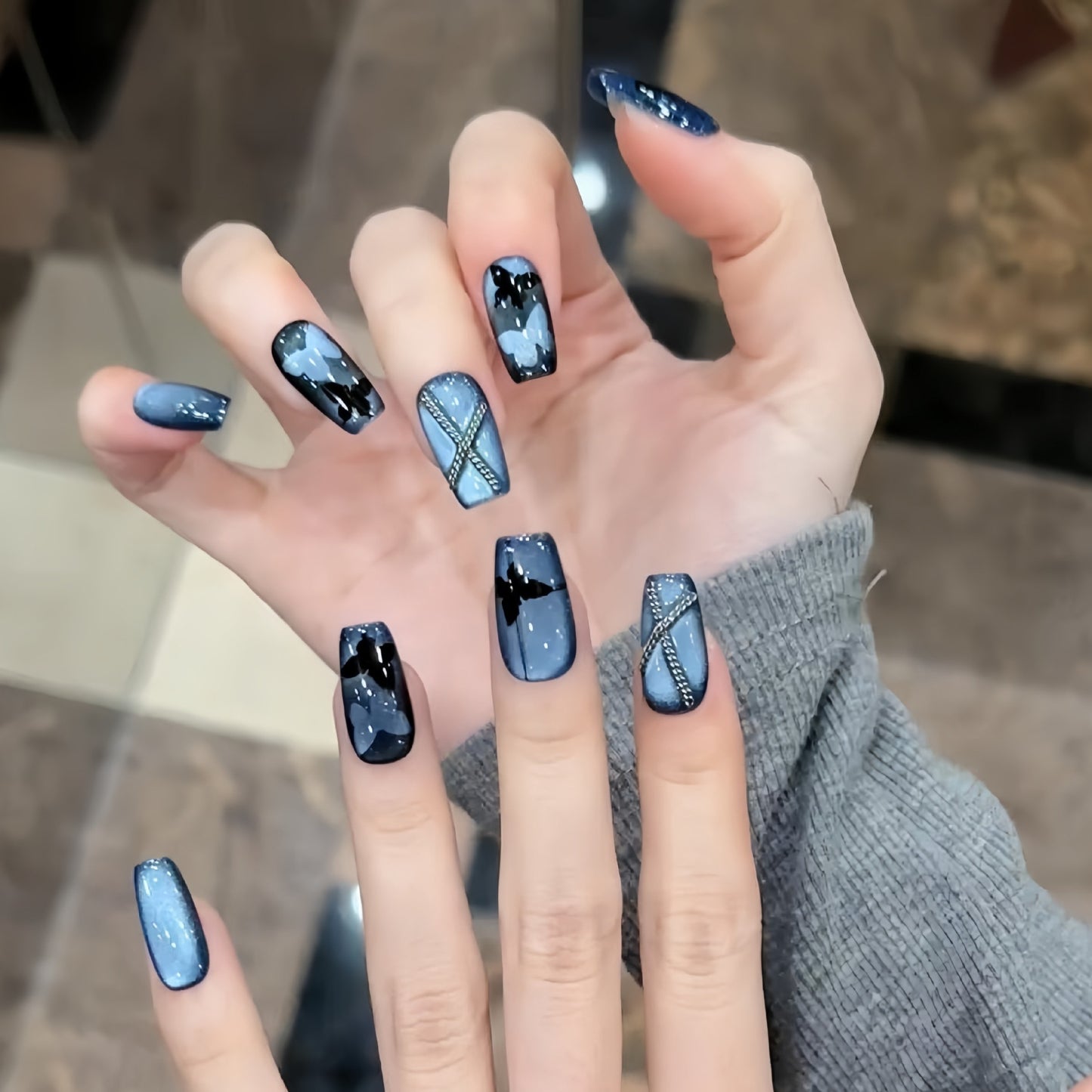 Glamouröse Kunstnägel mit Modischem Schmetterlingsdesign Brehn