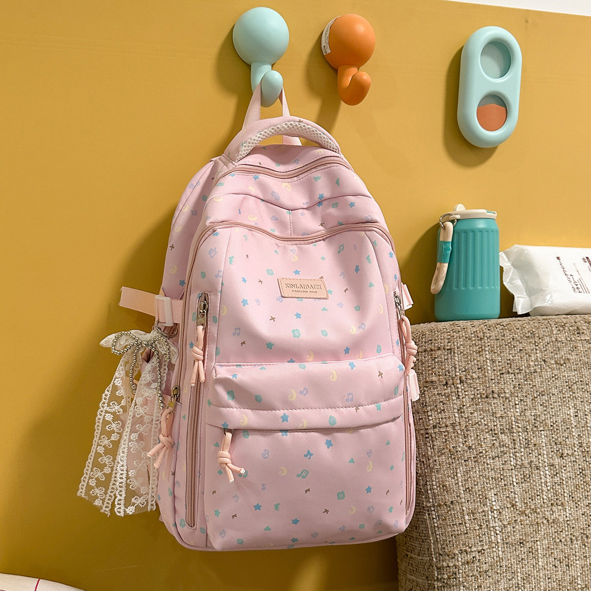 Stylischer Multi-Taschen-Rucksack mit dekorativen Akzenten Brehn