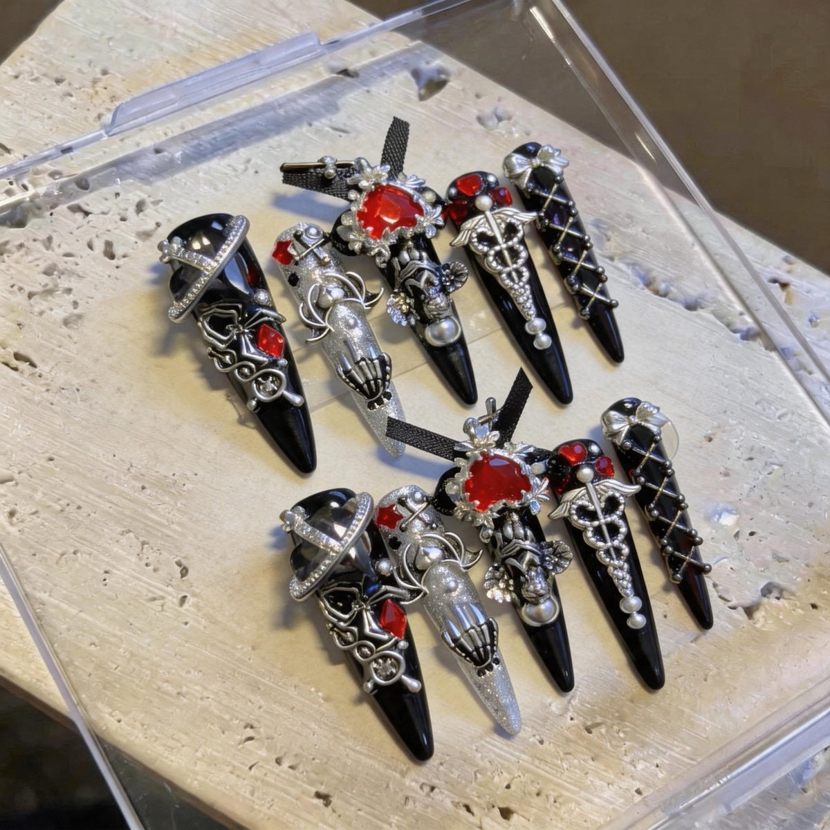 Dekorative von der Gotik inspirierte Nagelkunstspitzen