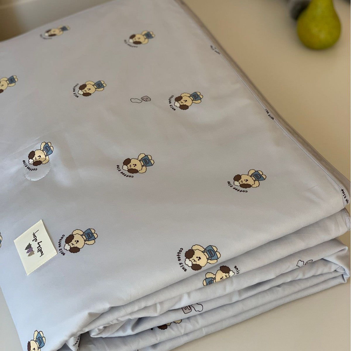 Gesteppte Bettdecke mit Kirsch‑Alloverprint