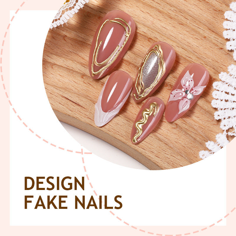 Kunstnagelset mit eleganten blühenden Designs und goldenen Akzenten Brehn