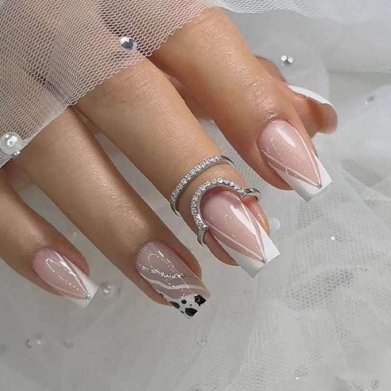 Kunstnägel mit elegantem French-Design und Glitzerdetails Brehn