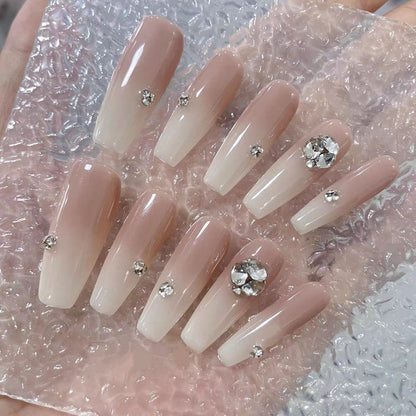 Elegante Acryl-Nagelerweiterungen mit Strass-Akzenten