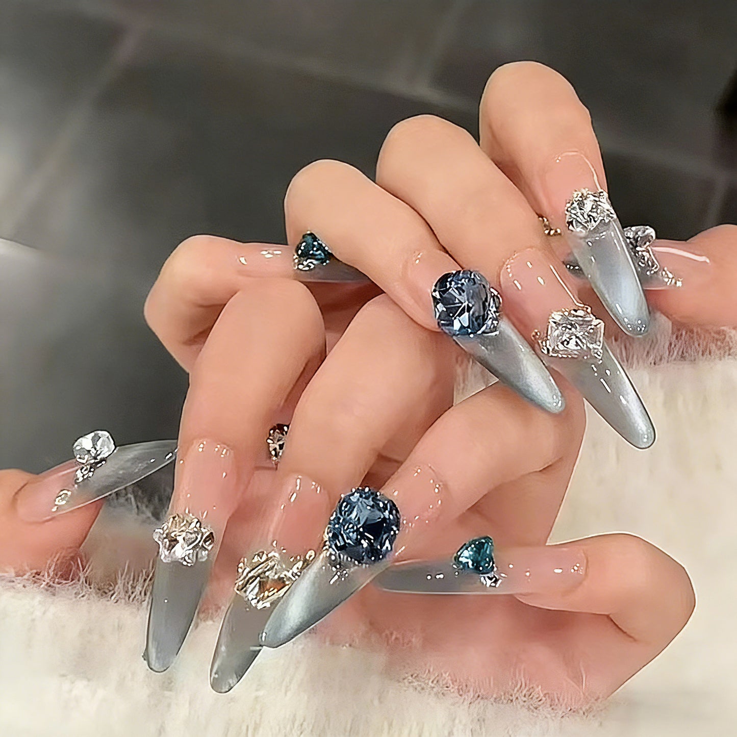 Glamouröse Kunstnagelspitzen mit Kristallverzierungen Brehn