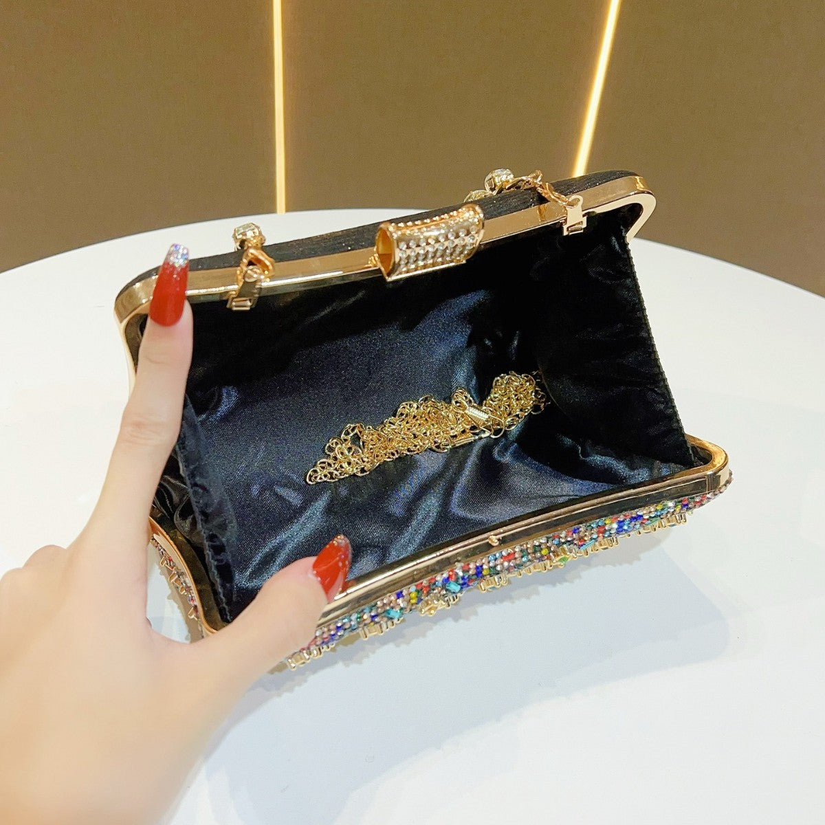 Kristallbesetzte Abendclutch