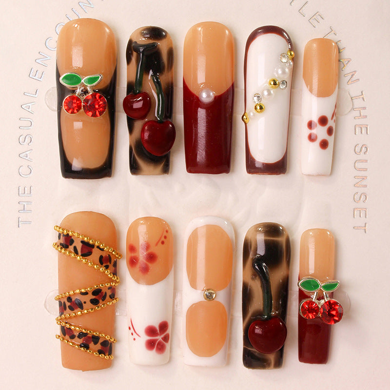 Kunstnagelset mit luxuriösen Cherry- und Glitzerakzenten Brehn