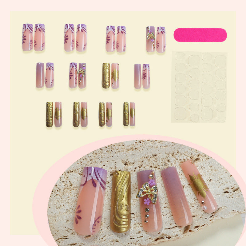 Künstlerisches Nagelkunst-Set mit eleganten Blumen- und Edelsteinakzenten Brehn