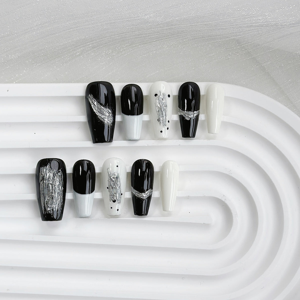 Künstlerisches Press-On-Nagelset mit metallischen Akzenten