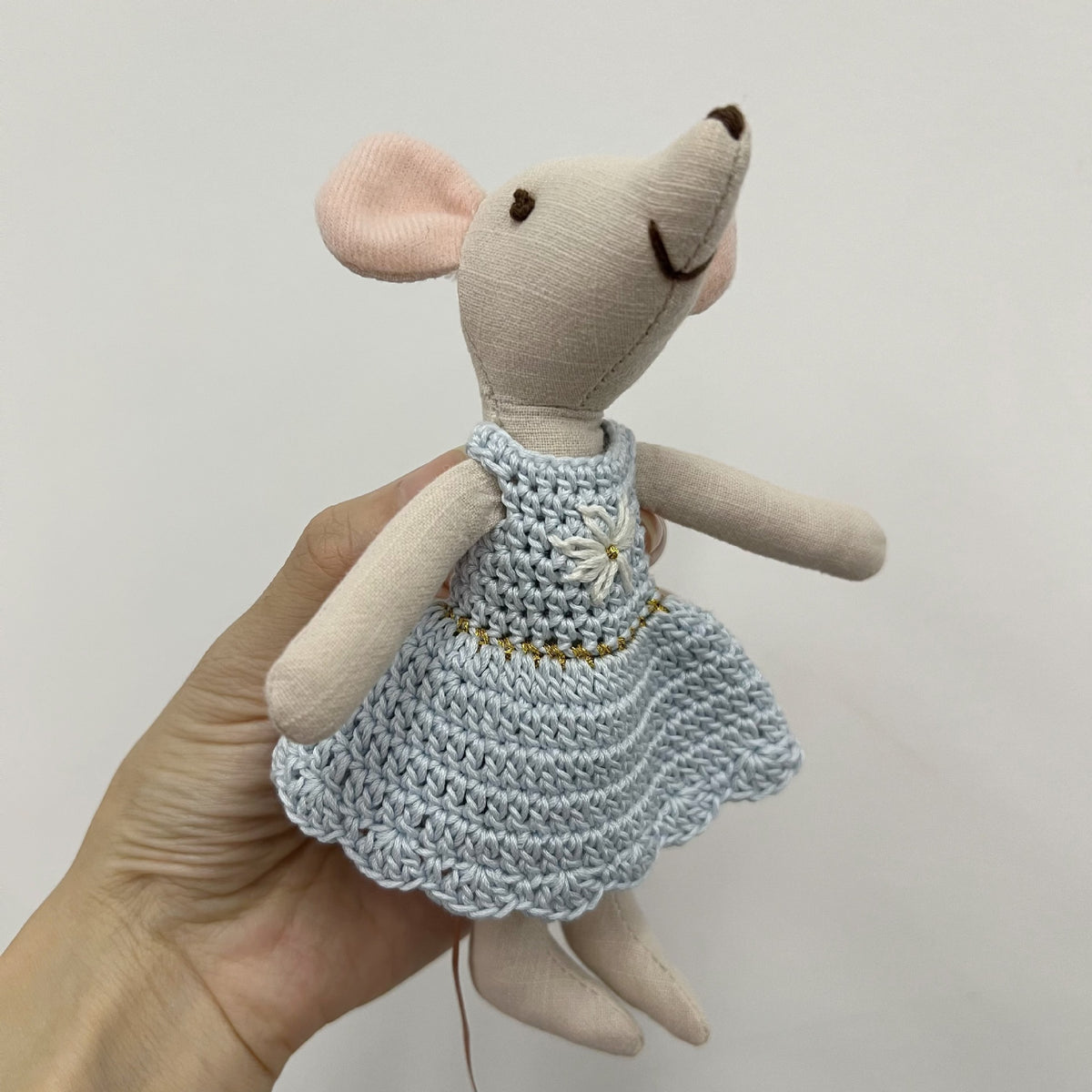 Handgefertigte Baumwollplüschmaus Puppe mit gehäkeltem Kleid