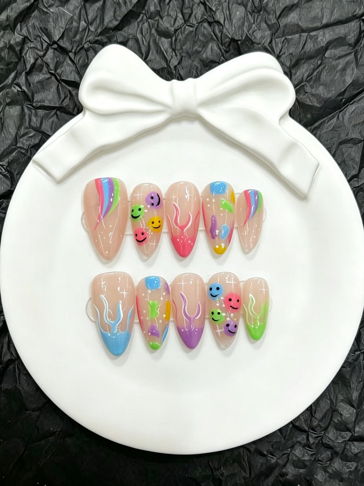 Künstlerische Smileys und von Rainbow inspirierte Press-On Nägel