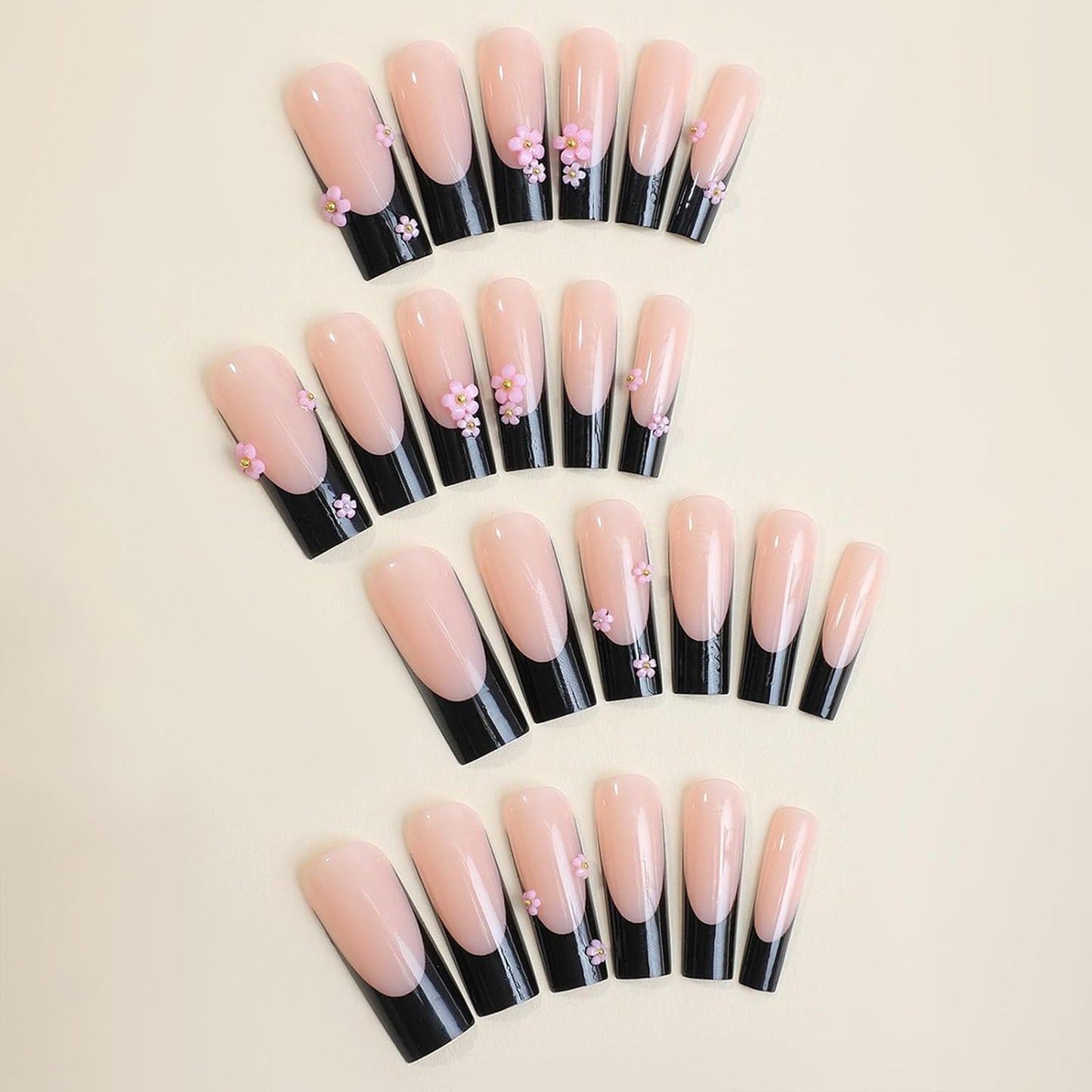 Kunstnagelset mit eleganten Blütenapplikationen Brehn