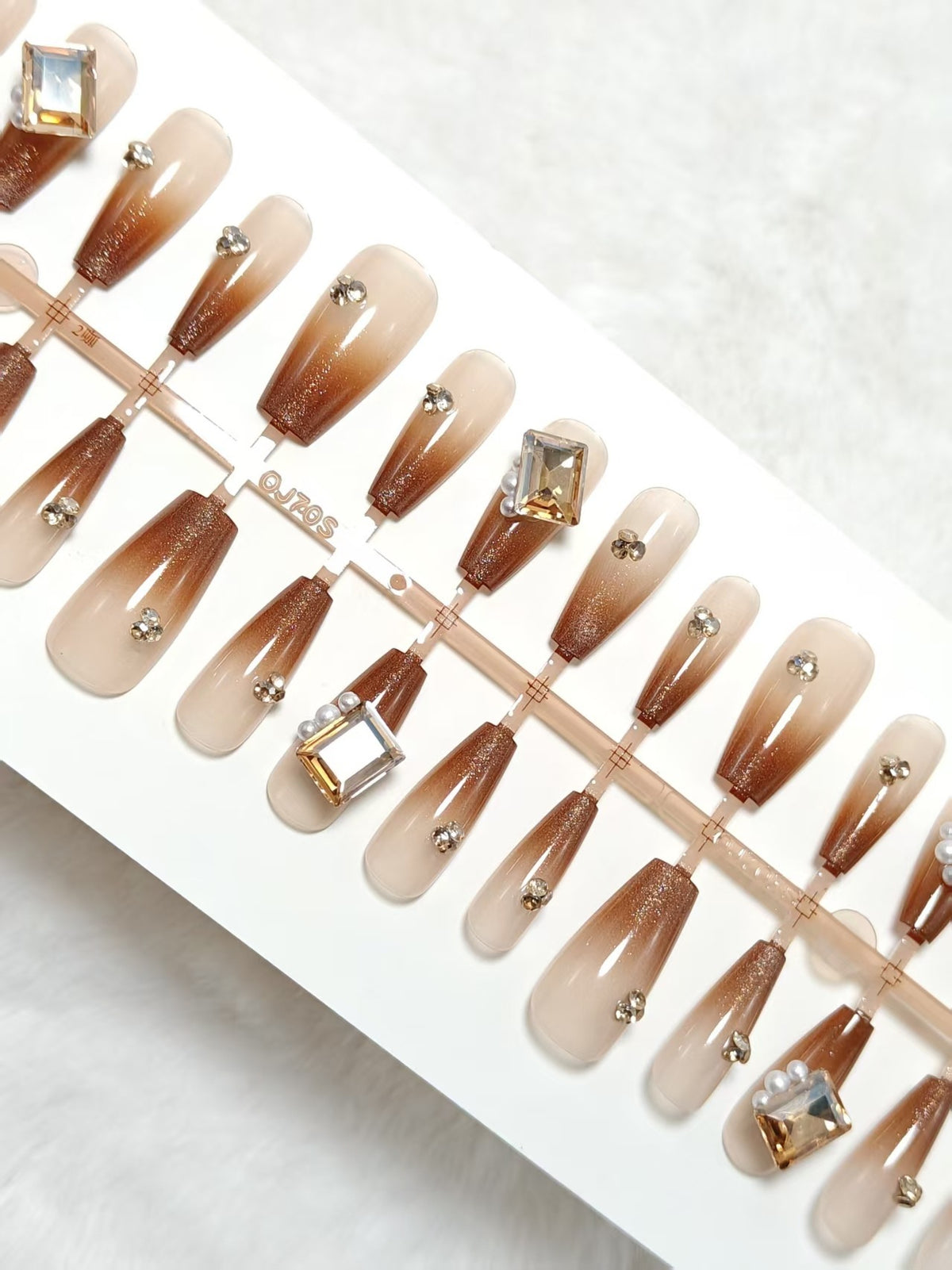 Kunstnägel mit Glitzer- und Ombre-Effekt Brehn