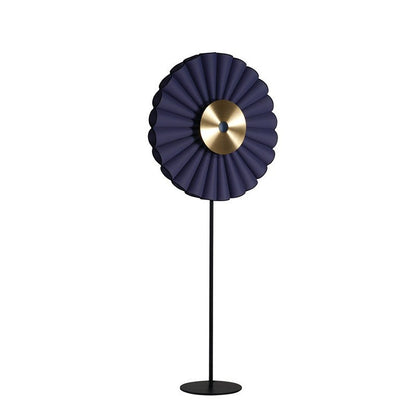 Elegante dekorative Stehlampe mit plissiertem Design