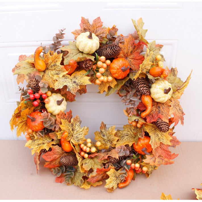 Herbstlicher Türkranz mit künstlichen Ahornblättern, Zapfen und Deko-Kürbissen