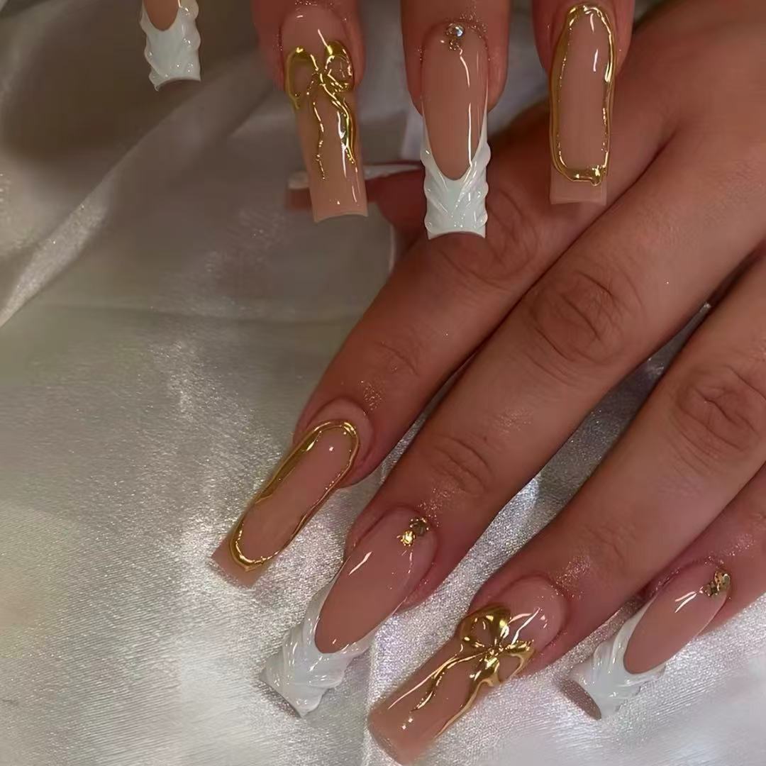 Künstlerisches 3D Press-On Nagelset mit dekorativen goldenen Akzenten Brehn